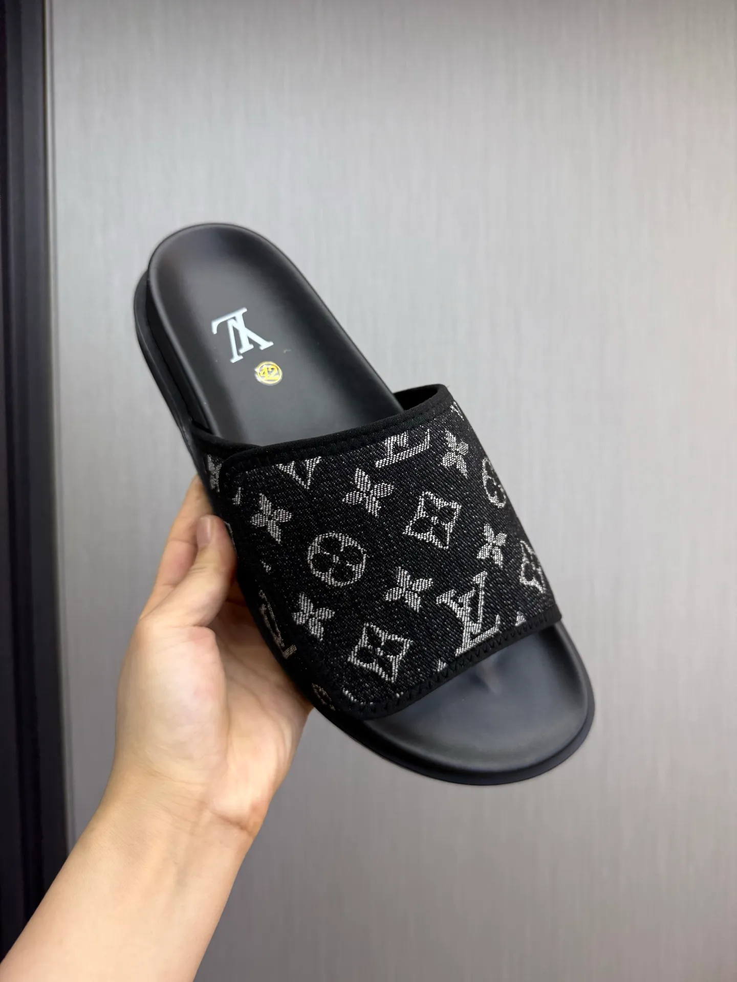 Men's shoes 💰320💰 Lv. hot selling men's slippers 🔥 🩴Official website one to one production 38-45 sizes 45 46 🉑️Customized!